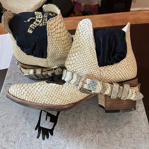 NWT Freebird by Steven BLADE white snake booties size 7